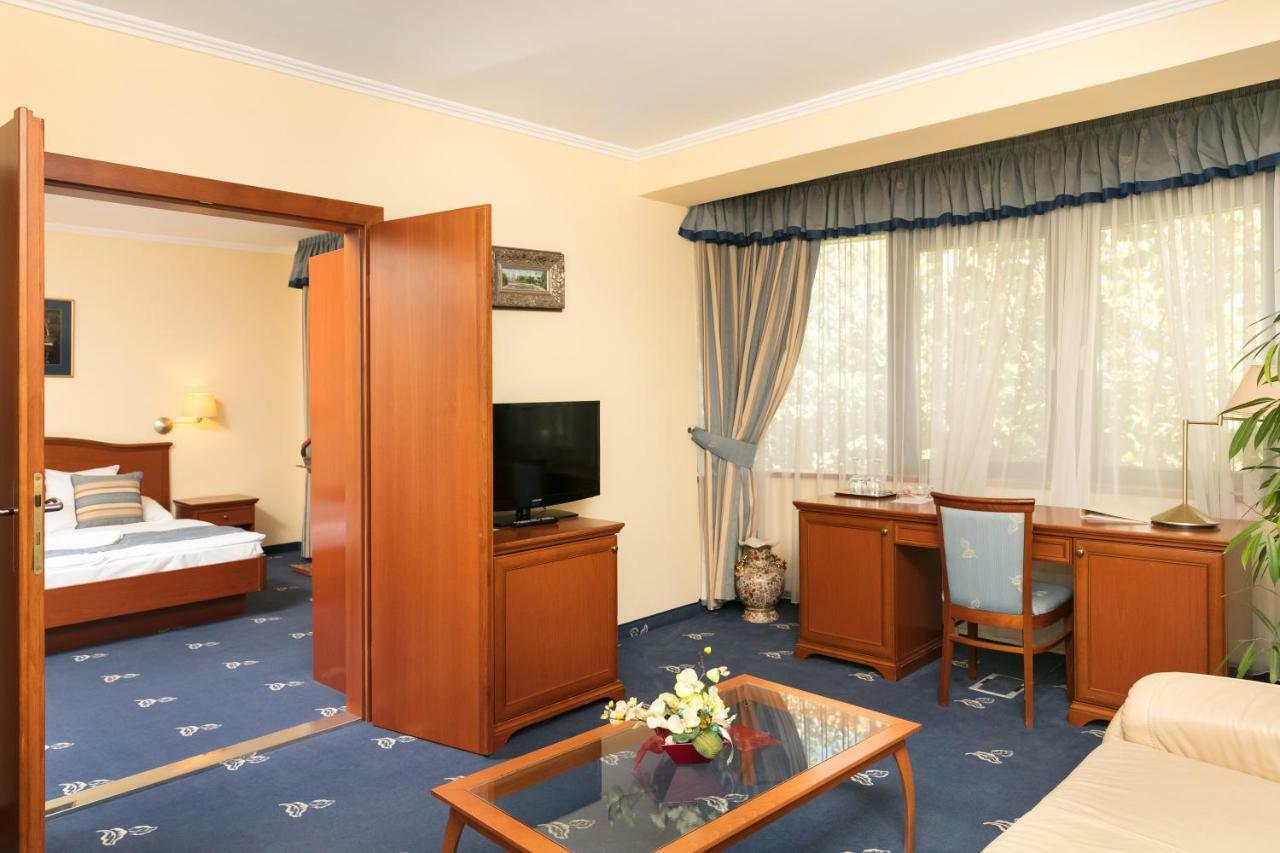 Hotel Kalvaria Superior Gyor Exterior photo